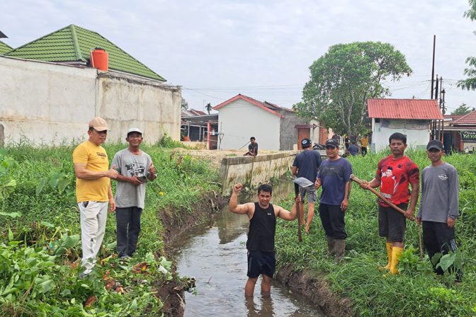 Warga RT 02 Sapta Graha Gelar Gotong Royong Bersama, Soroti Dampak Banjir dan Turap Roboh