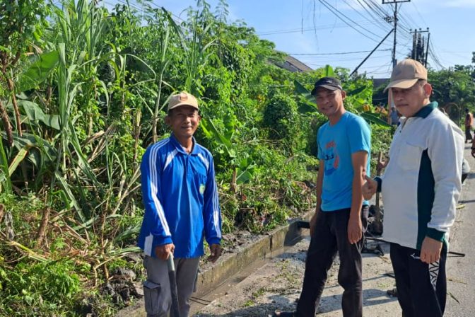Warga RW 07 Sidomulyo Timur Gelar Gotong Royong Antisipasi Banjir Bersama Damkar