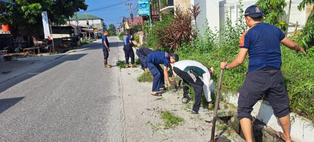 Gotong royong Warga RW 07 Sidomulyo Timur