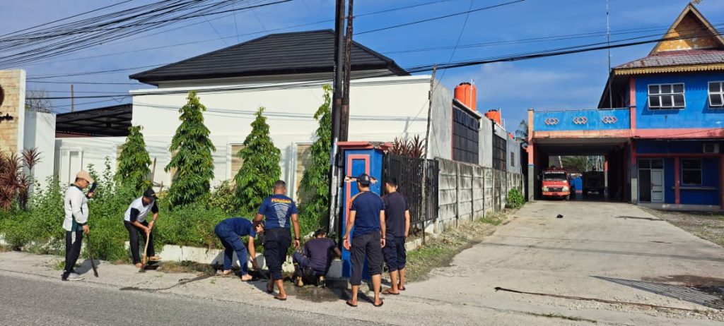 Gotong royong Warga RW 07 Sidomulyo Timur