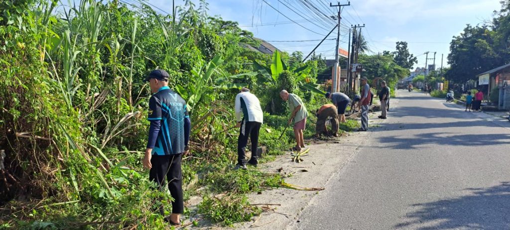 Gotong royong Warga RW 07 Sidomulyo Timur