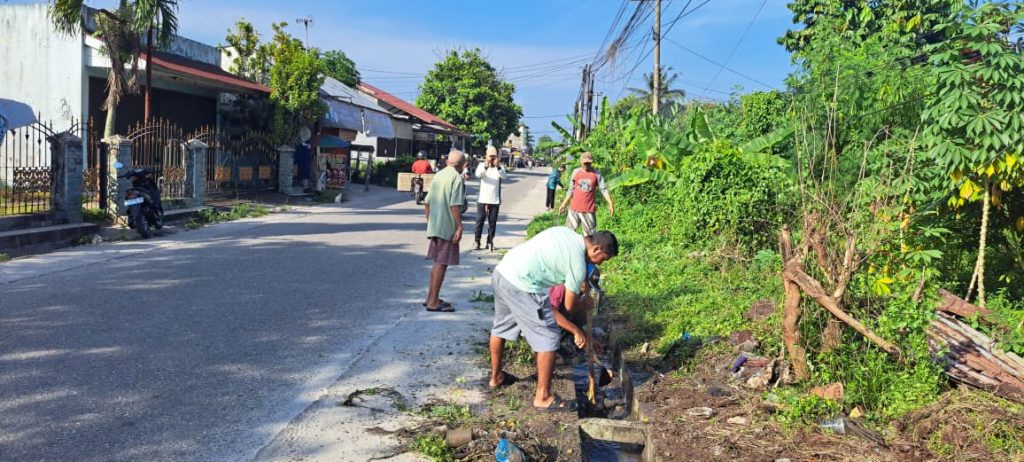 Gotong royong Warga RW 07 Sidomulyo Timur