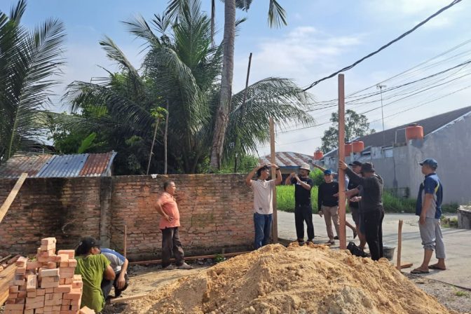 Warga RT 02 dan RT 03 RW 07 Sidomulyo Timur Bergotong Royong Bangun Pos Ronda