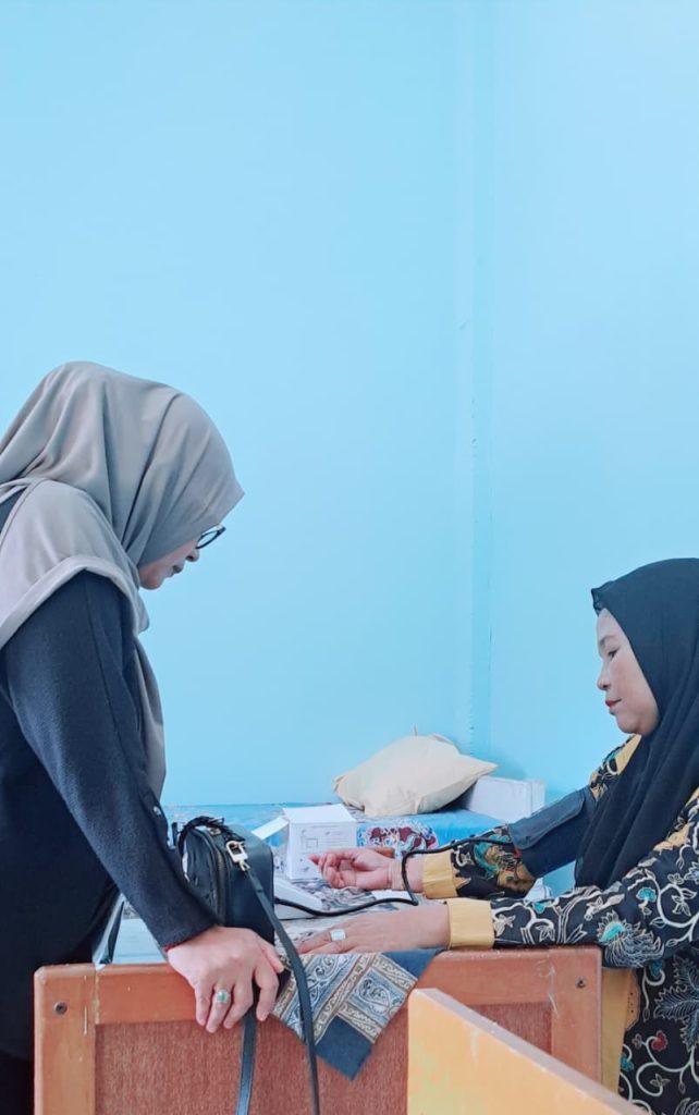 cek tensi di posyandu rw 07 sidomulyo timur